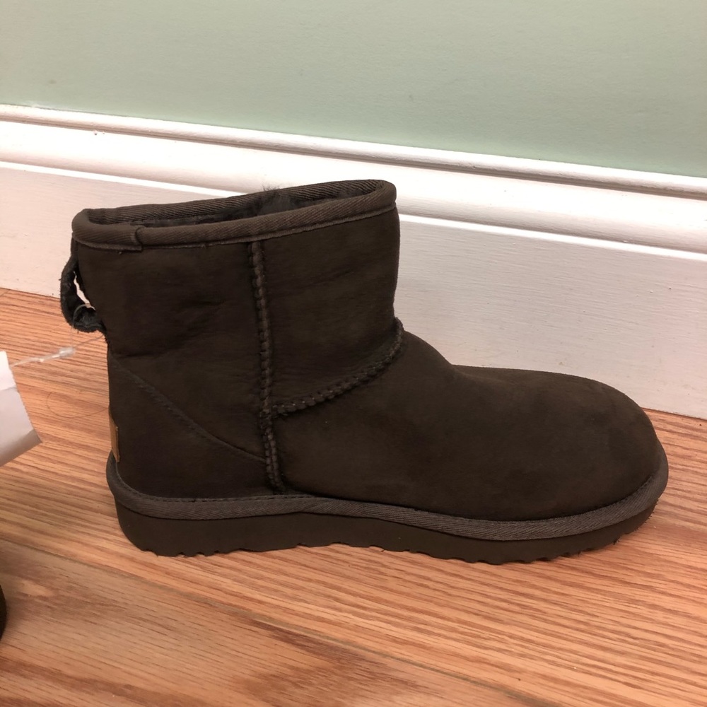 UGG Boots: Classic Mini II: Chocolate - Picture 4 of 6